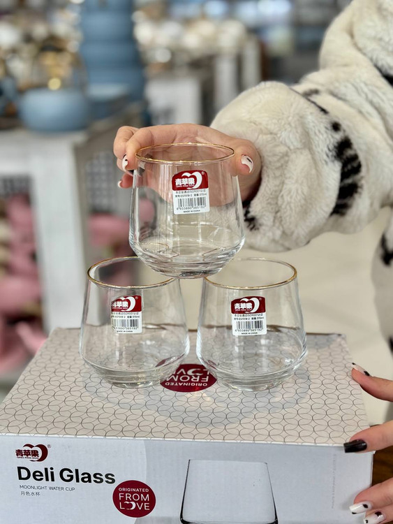 نیم لیوان لب طلایی