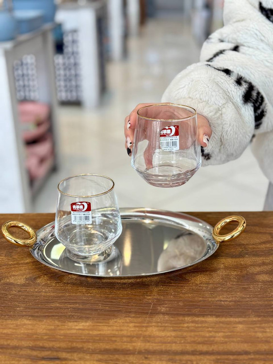 نیم لیوان لب طلایی