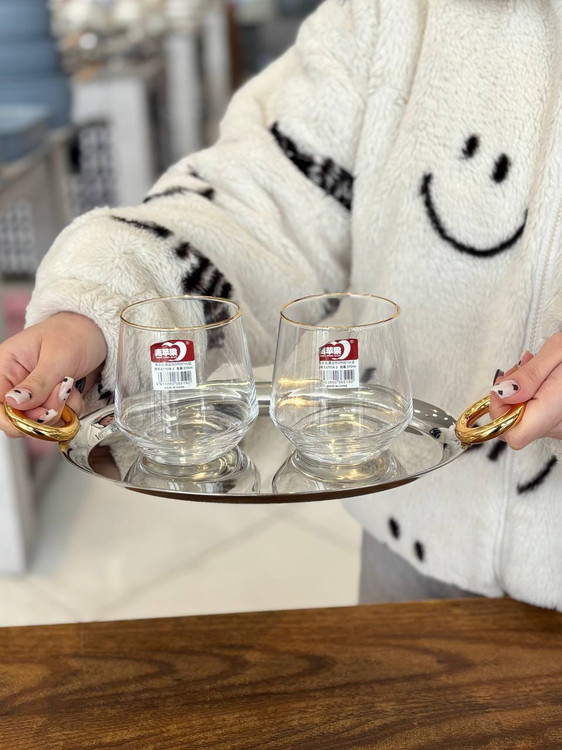 نیم لیوان لب طلایی