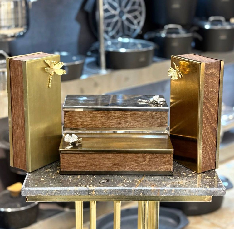 سطل و دستمال کاغذی با گل زیبای لیلیوم